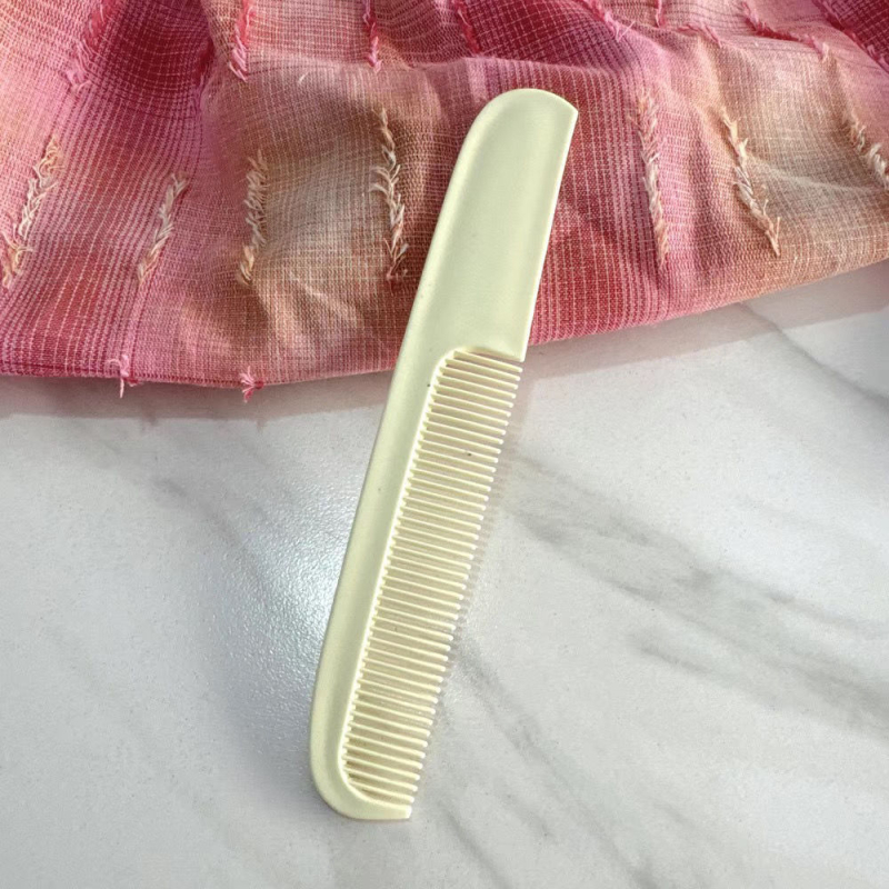 Pieptan cu finisaj mat, compact şi portabil, în formă de lună, anti-static, ecologic