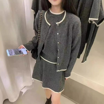 Costum în trei piese cu fustă, top tricotat cu mâneci lungi și cardigan, lansare primăvara 2025, tricot din lână de miel și PVC ca material principal