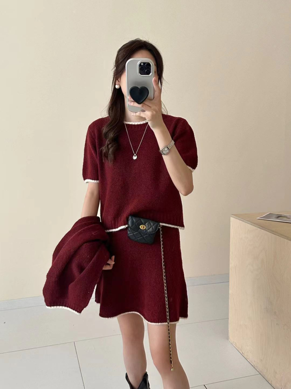 Costum în trei piese cu fustă, top tricotat cu mâneci lungi și cardigan, lansare primăvara 2025, tricot din lână de miel și PVC ca material principal