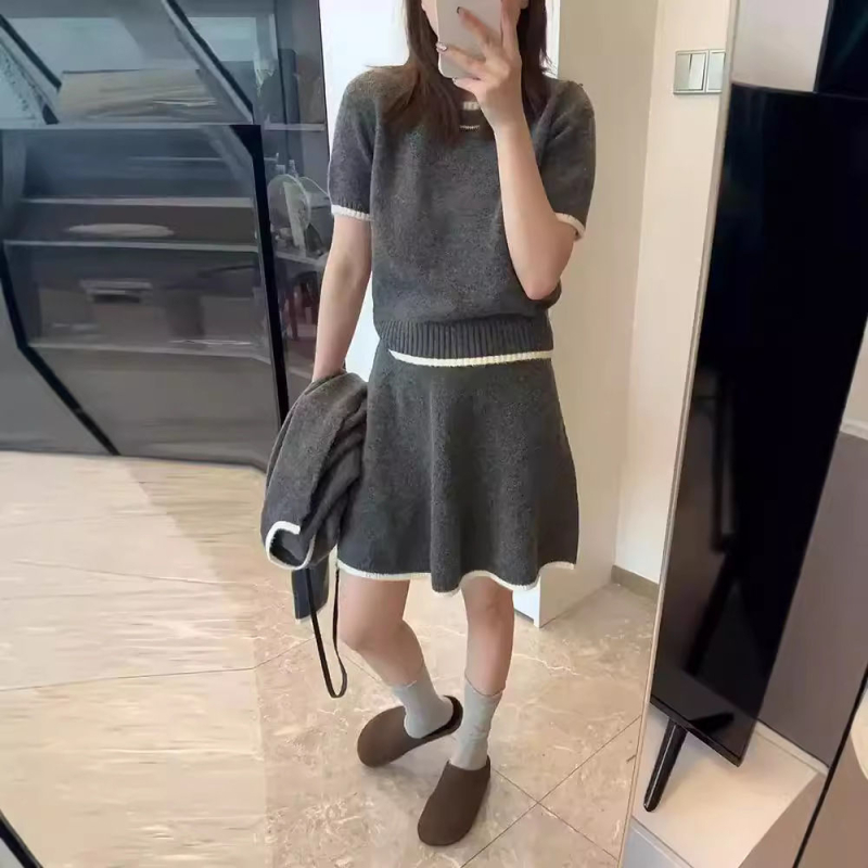 Costum în trei piese cu fustă, top tricotat cu mâneci lungi și cardigan, lansare primăvara 2025, tricot din lână de miel și PVC ca material principal