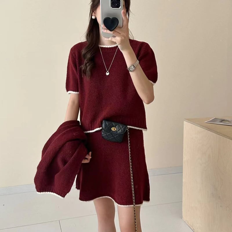 Costum în trei piese cu fustă, top tricotat cu mâneci lungi și cardigan, lansare primăvara 2025, tricot din lână de miel și PVC ca material principal