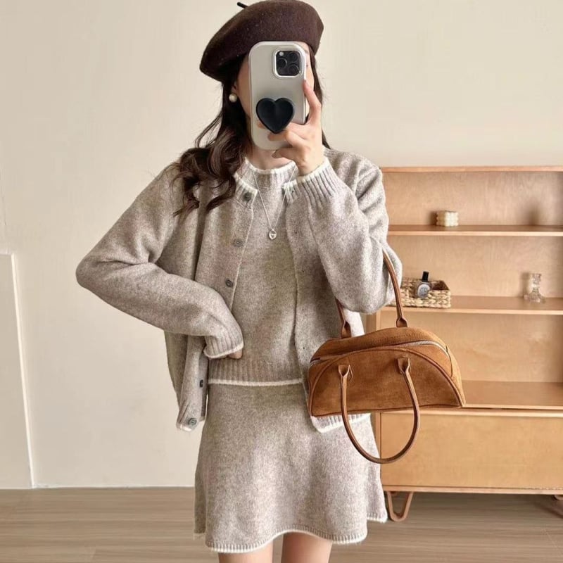 Costum în trei piese cu fustă, top tricotat cu mâneci lungi și cardigan, lansare primăvara 2025, tricot din lână de miel și PVC ca material principal