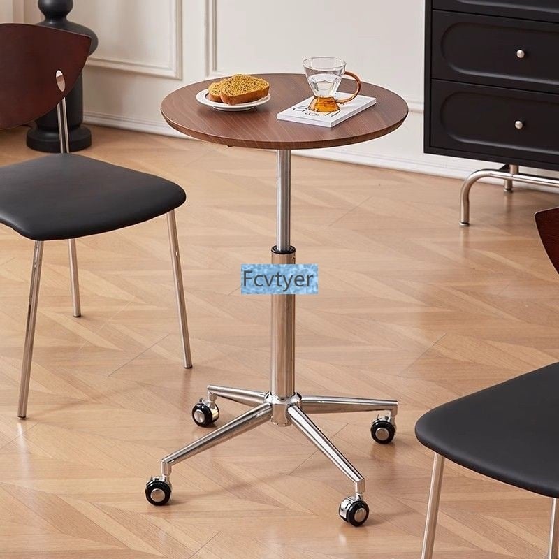 Stol za kavu s okruglim mramornim vrhom, metalnim okvirom i drvenom podlogom, s kotačićima