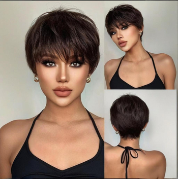 Păr feminin cu breton oblic, din fibre rezistente la temperatură, construcție mecanică, modelează fața, nu poate fi vopsită sau supusă permamentului.