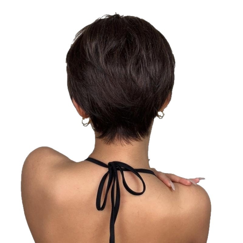 Păr feminin cu breton oblic, din fibre rezistente la temperatură, construcție mecanică, modelează fața, nu poate fi vopsită sau supusă permamentului.