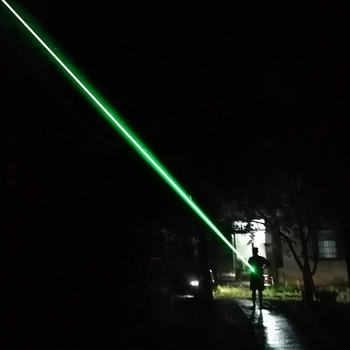Qiying lézer zseblámpa hosszú hatótávval, hullámhosszak 450/532/650 nm, akkumulátor 16340/18650