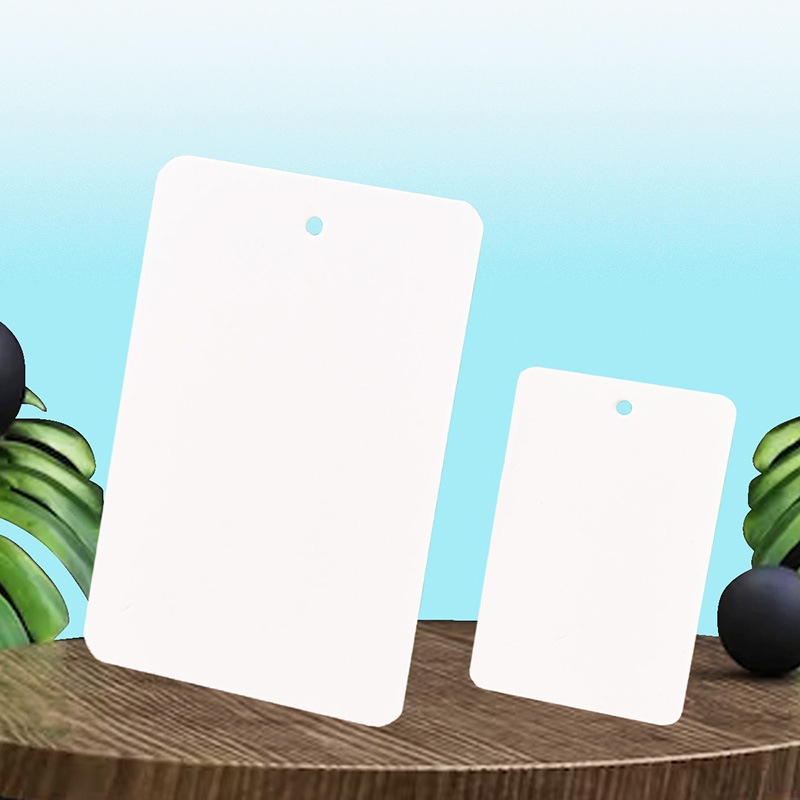 Etichetă goală pentru agățat și mică etichetă din carton – carton 300 g, perforată, imprimare de acasă pentru circulația în depozitul fabricii și înregistrări scrise de mână