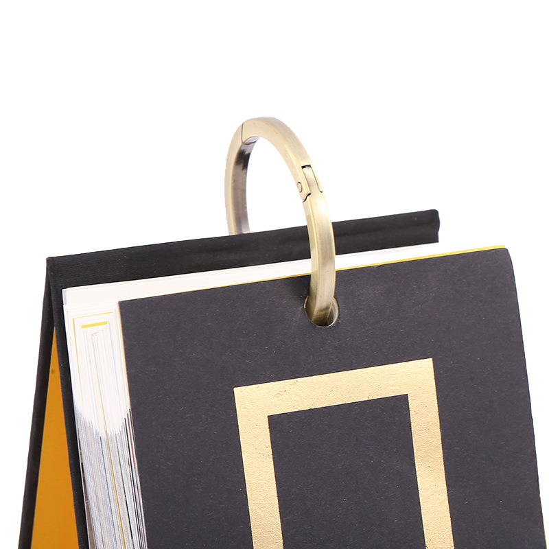 Metalni stalak za stolni kalendar (model: Desk Calendar Stand, marka: Quan Chen, tip: držač kalendara za stol, uporaba: stol)