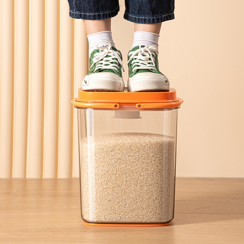 Recipient pentru depozitarea orezului, corp PET transparent și capac ABS; etanșare pentru protecție împotriva umezelii și insectelor; capacitate peste 10 L; design portabil