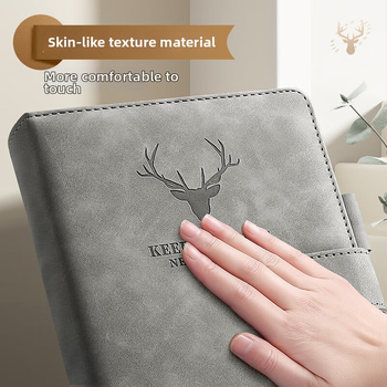 Carnet de note cu copertă din PU moale și design cap de cerb; legare cu adeziv; hârtie Daolin 80 g; peste 400 de pagini