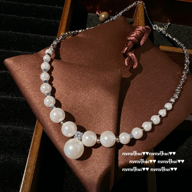 Nyaklánc kagylóból származó gyöngyös medállal, levehető, aranyozott réz, hossz 31–40 cm, francia retro stílus