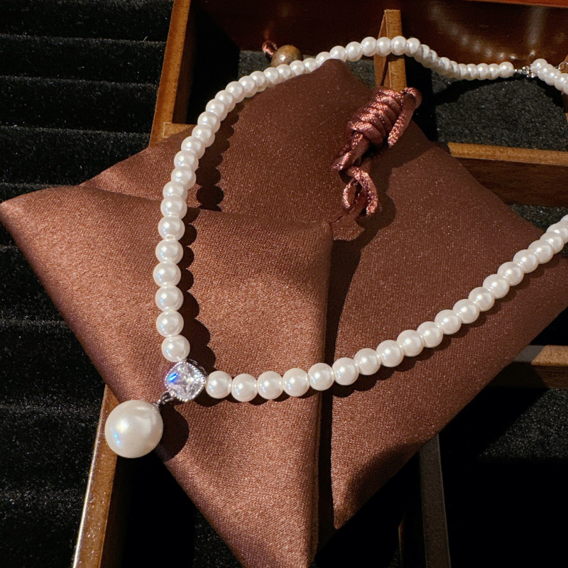 Nyaklánc kagylóból származó gyöngyös medállal, levehető, aranyozott réz, hossz 31–40 cm, francia retro stílus