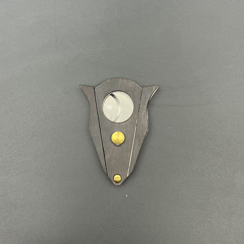 Macro View Rezač cigare u obliku šišmiša, ručno izrađen od metala