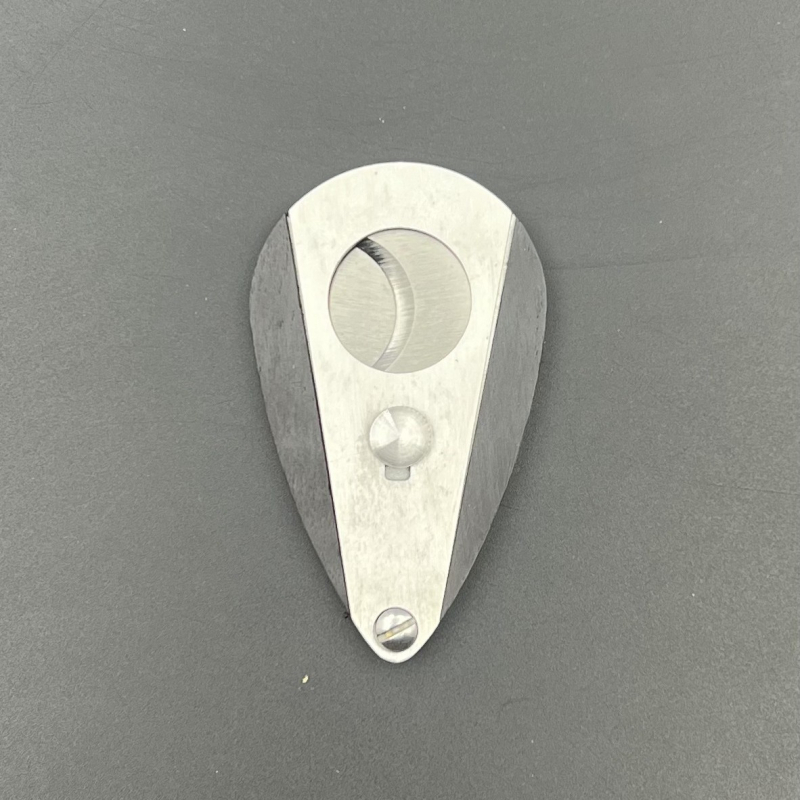 Macro View Rezač cigare u obliku šišmiša, ručno izrađen od metala