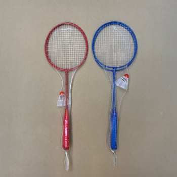 Raketa za badminton s okvirom od željeznog legura, najlonske žice, težina 95–100 g, direktni udarac.