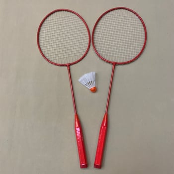 Raketa za badminton s okvirom od željeznog legura, najlonske žice, težina 95–100 g, direktni udarac.