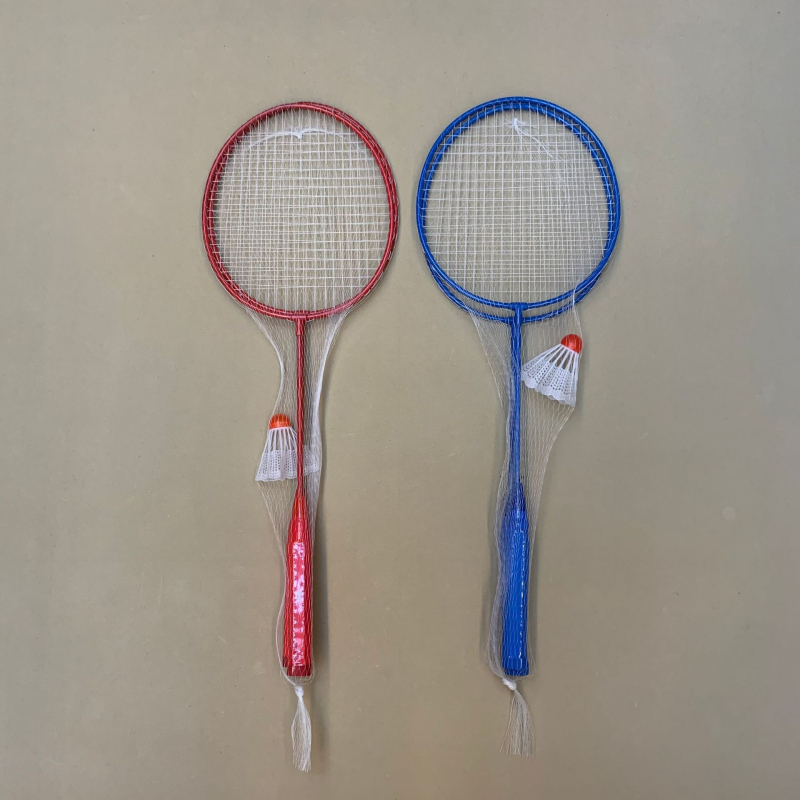 Raketa za badminton s okvirom od željeznog legura, najlonske žice, težina 95–100 g, direktni udarac.