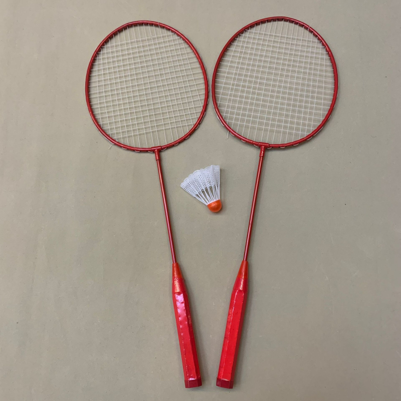 Raketa za badminton s okvirom od željeznog legura, najlonske žice, težina 95–100 g, direktni udarac.