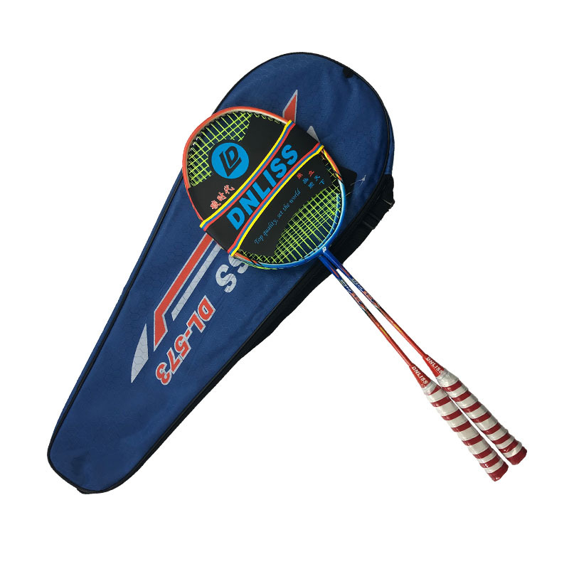 Dva komada karbonskih badminton raketa za trening i kućnu upotrebu, ofenzivni stil, za amatere mlađe uzraste; težina 95–100 g po komadu, debljina drške G5, tip rakete: direktan udar, srednja tvrdoća šipke