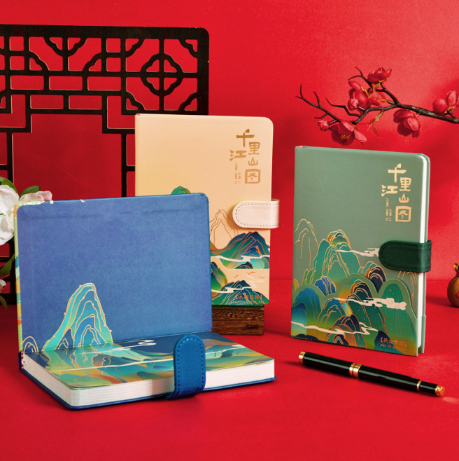 Jegyzetfüzet mágneses zárással, magas vizuális megjelenéssel, kreatív trendek (drótkötés; 100 oldal; Dowling papír 100 g; borító: papír; testreszabás elérhető)