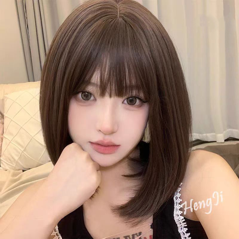 Paróka, rövid egyenes bob, minimalista stílus, Modell: Bobo Head Short Straight Hair, Hajanyag: magas hőmérsékletű huzal, Kezelés: Mechanizmus, Frufrok: egyenes, Arcforma módosító hatás