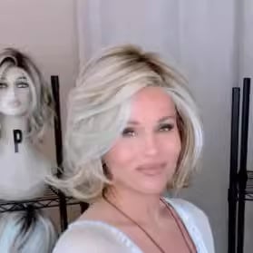 Perika, kratka kovrčava kosa, model C019, vlakno otporne na visoke temperature, diagonalne šiške, mehaničko oblikovanje, realističan izgled