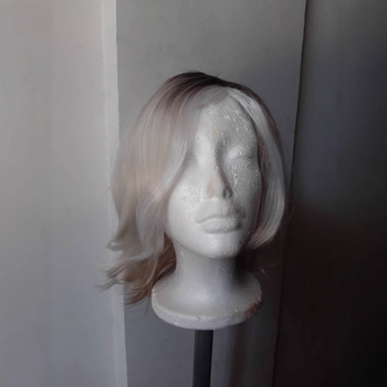 Perika, kratka kovrčava kosa, model C019, vlakno otporne na visoke temperature, diagonalne šiške, mehaničko oblikovanje, realističan izgled