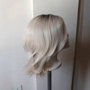 Perika, kratka kovrčava kosa, model C019, vlakno otporne na visoke temperature, diagonalne šiške, mehaničko oblikovanje, realističan izgled