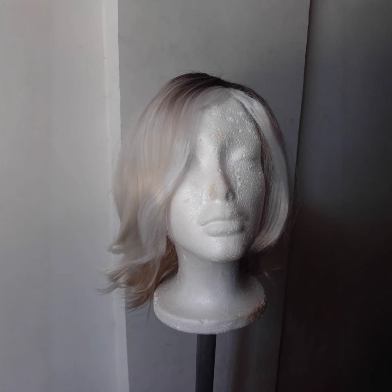 Perika, kratka kovrčava kosa, model C019, vlakno otporne na visoke temperature, diagonalne šiške, mehaničko oblikovanje, realističan izgled