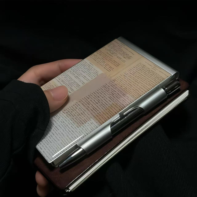 Pocket bilježnica u aluminijskoj kutiji s odtrhavajućim bilješkama, otvorena veza, PVC unutrašnjost, 1–50 stranica