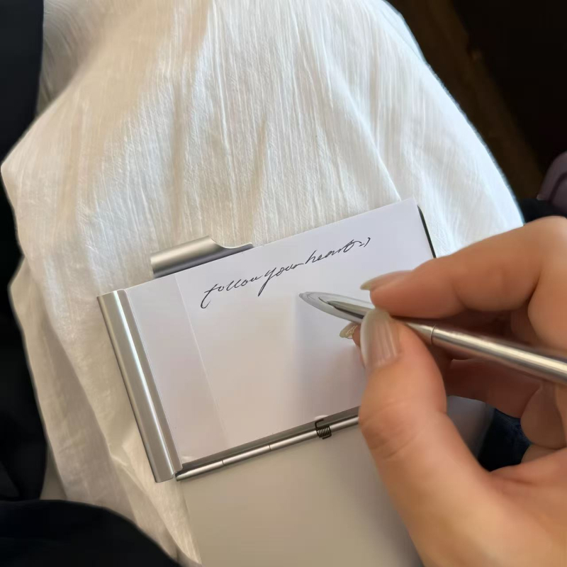 Pocket bilježnica u aluminijskoj kutiji s odtrhavajućim bilješkama, otvorena veza, PVC unutrašnjost, 1–50 stranica