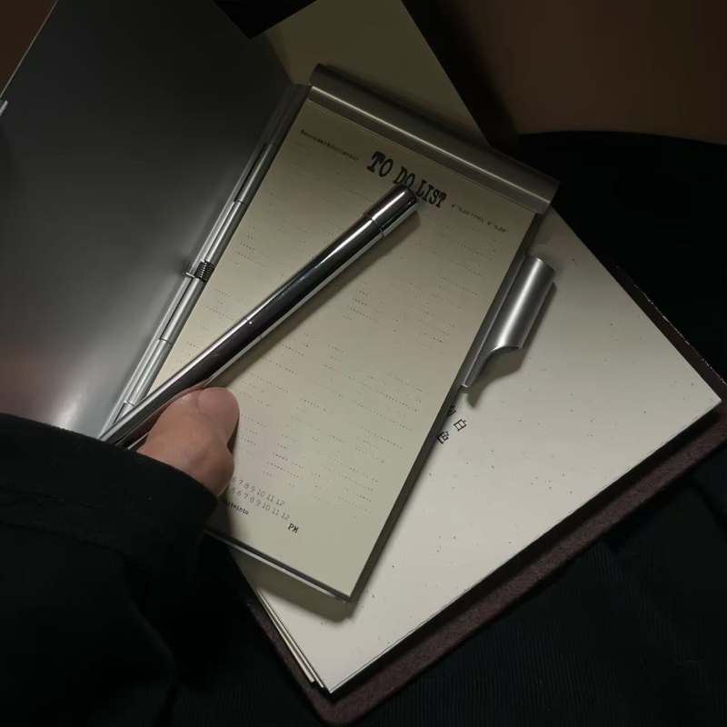 Pocket bilježnica u aluminijskoj kutiji s odtrhavajućim bilješkama, otvorena veza, PVC unutrašnjost, 1–50 stranica