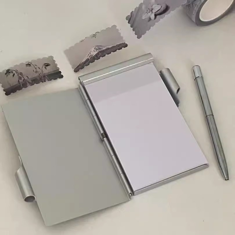 Pocket bilježnica u aluminijskoj kutiji s odtrhavajućim bilješkama, otvorena veza, PVC unutrašnjost, 1–50 stranica