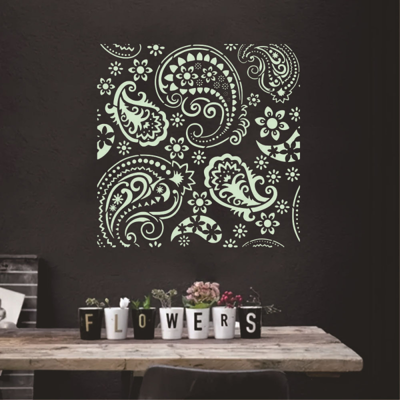 Velika šablona za zidnu sliku – mandala s izrezanim dizajnom i motivom lebdećeg bića, PET plastična šablona