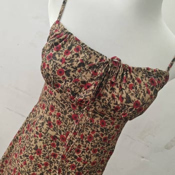 Haljina bez rukava s visokim ovratnikom, ulični hipster stil s kosim ramenima, midi duljine, ljeto 2025