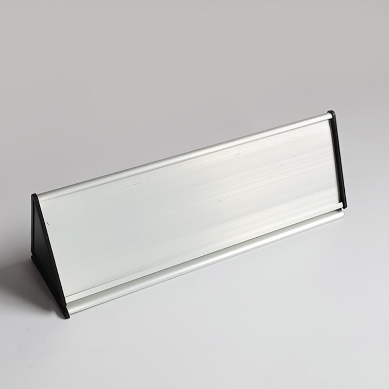 Tablă triunghiulară din aliaj de aluminiu – semnal de securitate personalizabil pentru birou și materiale culturale; origine: China (Linyi, Shandong); material: aliaj de aluminiu; personalizare: da; utilizare: semnal de securitate