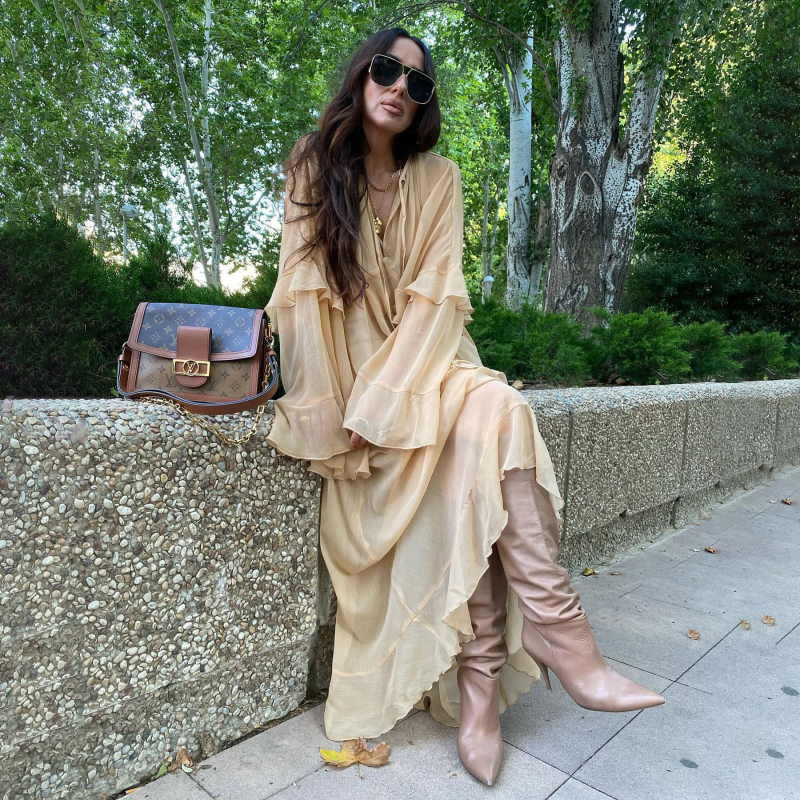 Rochie din chiffon cu decolteu adânc în V, lungă în croială A, mâneci cu volane în formă de frunză de lotus, 90–95% poliester