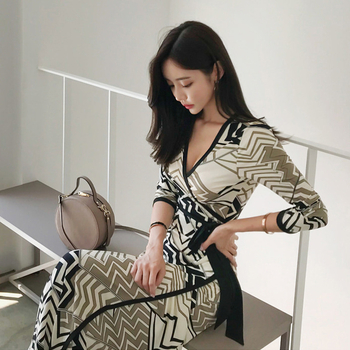 V-nyakú wrap ruha, derékszíj a dereken, csíkos poliészter, midi hosszúságú