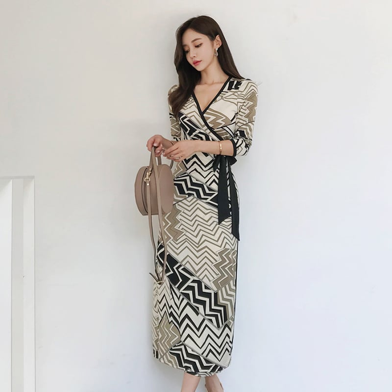 V-nyakú wrap ruha, derékszíj a dereken, csíkos poliészter, midi hosszúságú