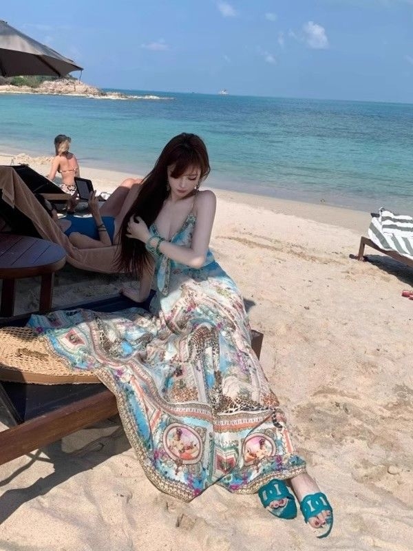 Ženska haljina na tanke naramenice u francuskom boho stilu za ljetovanje uz more, razlukan cvjetni uzorak, V-izrez, visok struk, A-linija, midi duljina, bez rukava, poliester s elastanom
