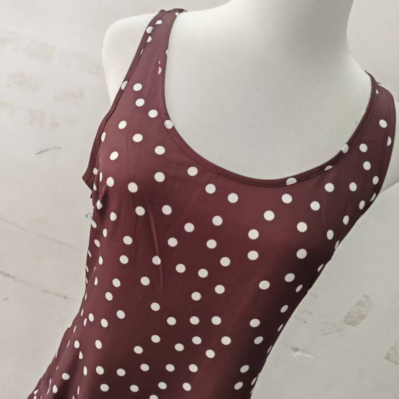 Haljina s točkicama, duge rukave, visoki ovratnik, kosim ramenima, gradski stil