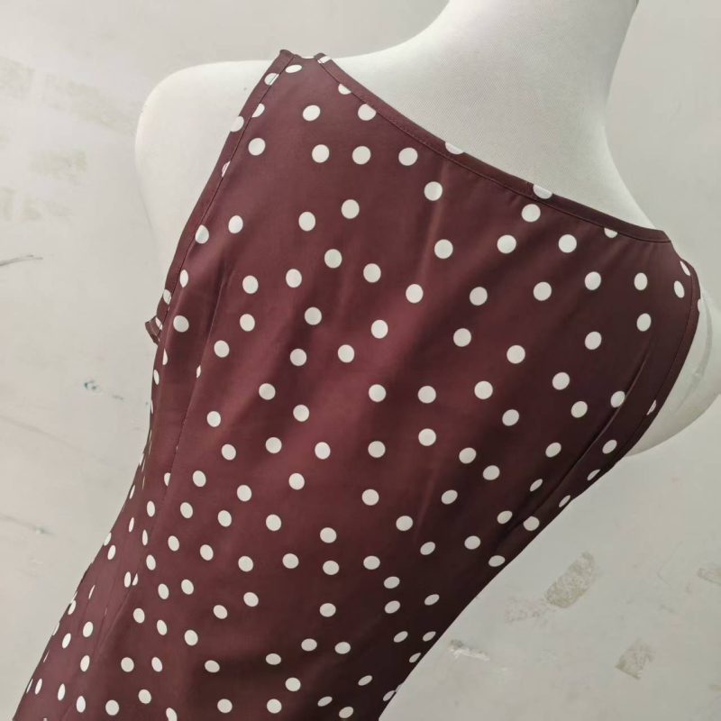 Haljina s točkicama, duge rukave, visoki ovratnik, kosim ramenima, gradski stil