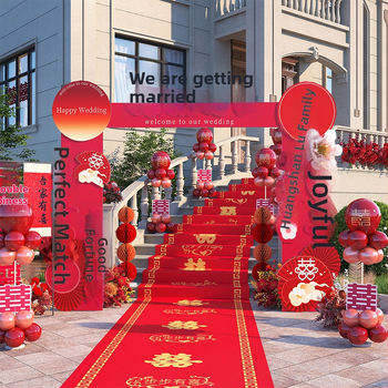 Γαμήλια αψίδα εισόδου με πινακίδα καλωσορίσματος και διακόσμηση από μεταξωτά λουλούδια για υπαίθρια τελετή