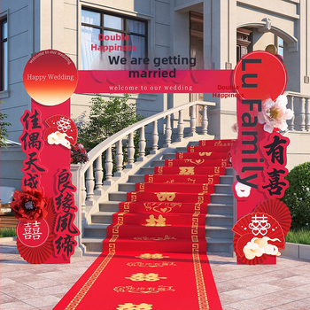 Γαμήλια αψίδα εισόδου με πινακίδα καλωσορίσματος και διακόσμηση από μεταξωτά λουλούδια για υπαίθρια τελετή