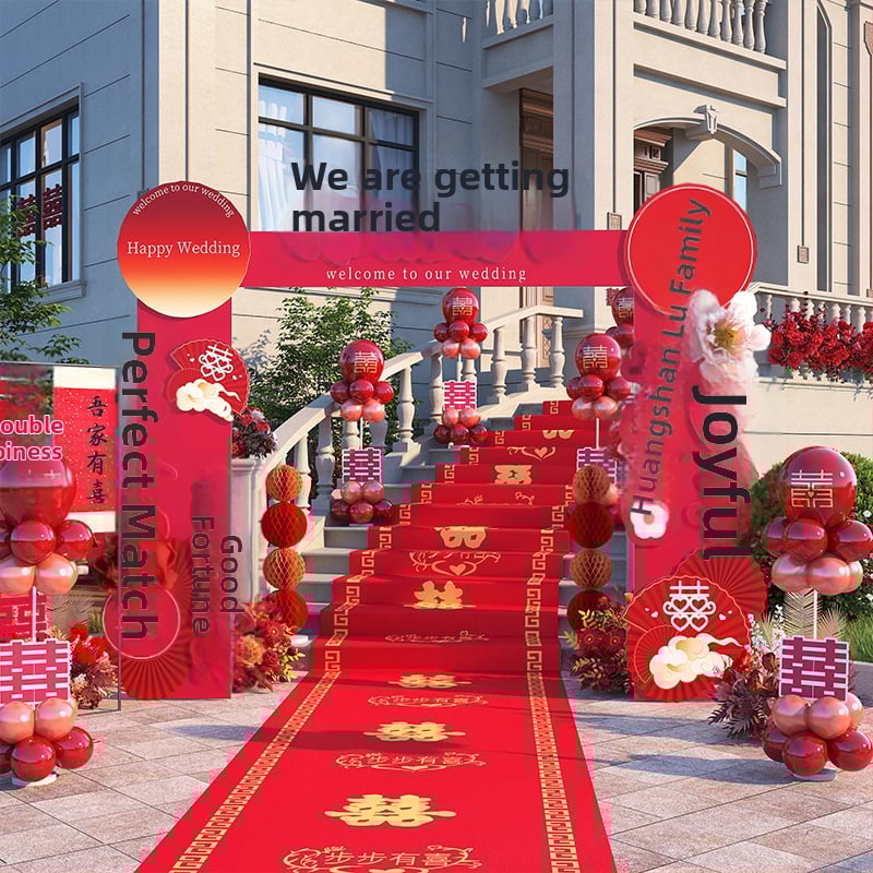 Γαμήλια αψίδα εισόδου με πινακίδα καλωσορίσματος και διακόσμηση από μεταξωτά λουλούδια για υπαίθρια τελετή