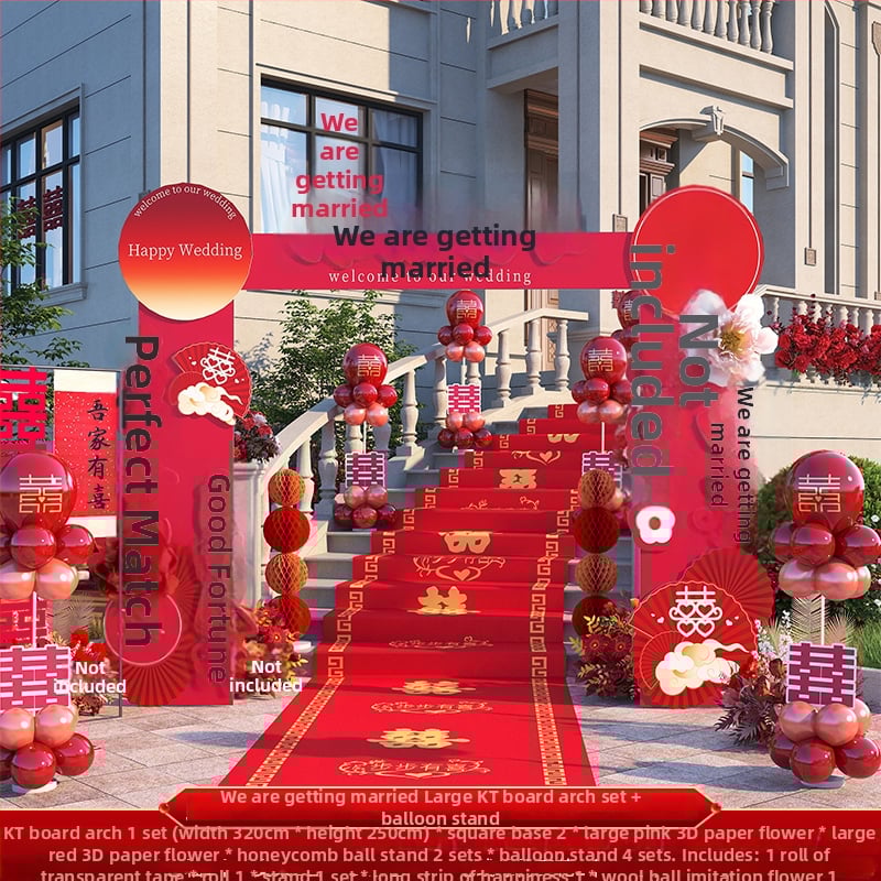 Γαμήλια αψίδα εισόδου με πινακίδα καλωσορίσματος και διακόσμηση από μεταξωτά λουλούδια για υπαίθρια τελετή