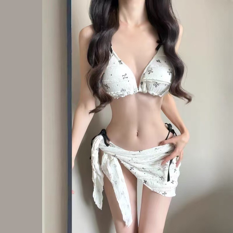 Trodjelni bikini set visokog struka s cvjetnim uzorkom, otvorena leđa i jastučići za grudi; poliester s elastanom