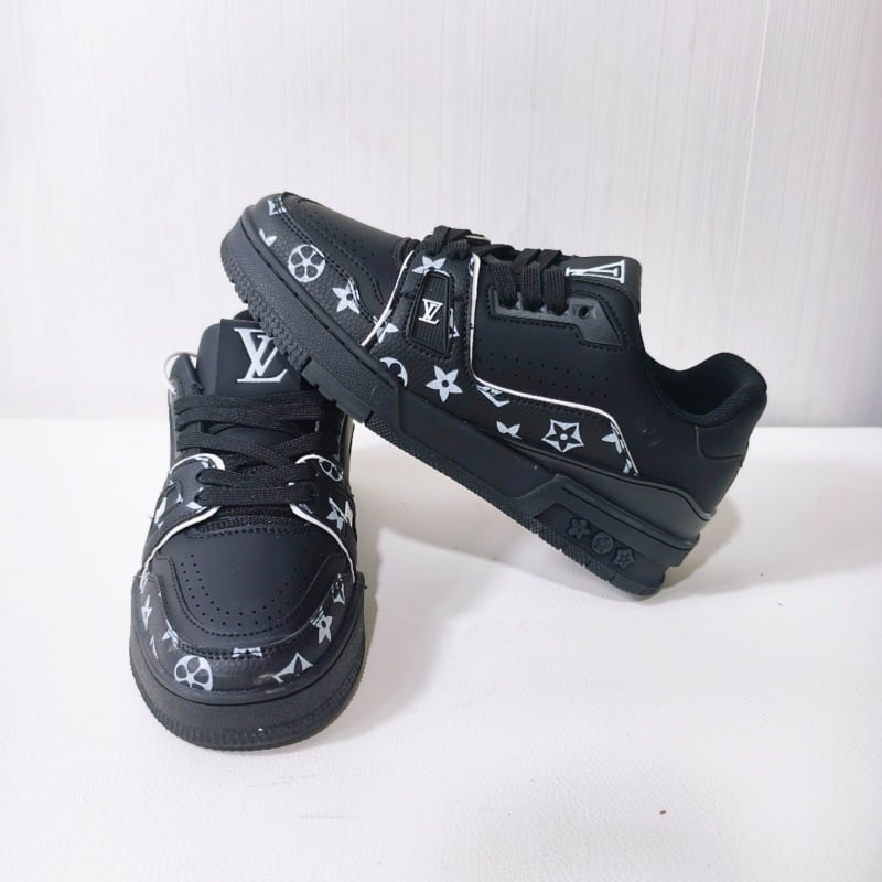Lagane unisex tenisice u sportskom casual stilu, s protukliznom potplatom, prozračnom mrežastom podstavom, srednje visine i vezivanjem.