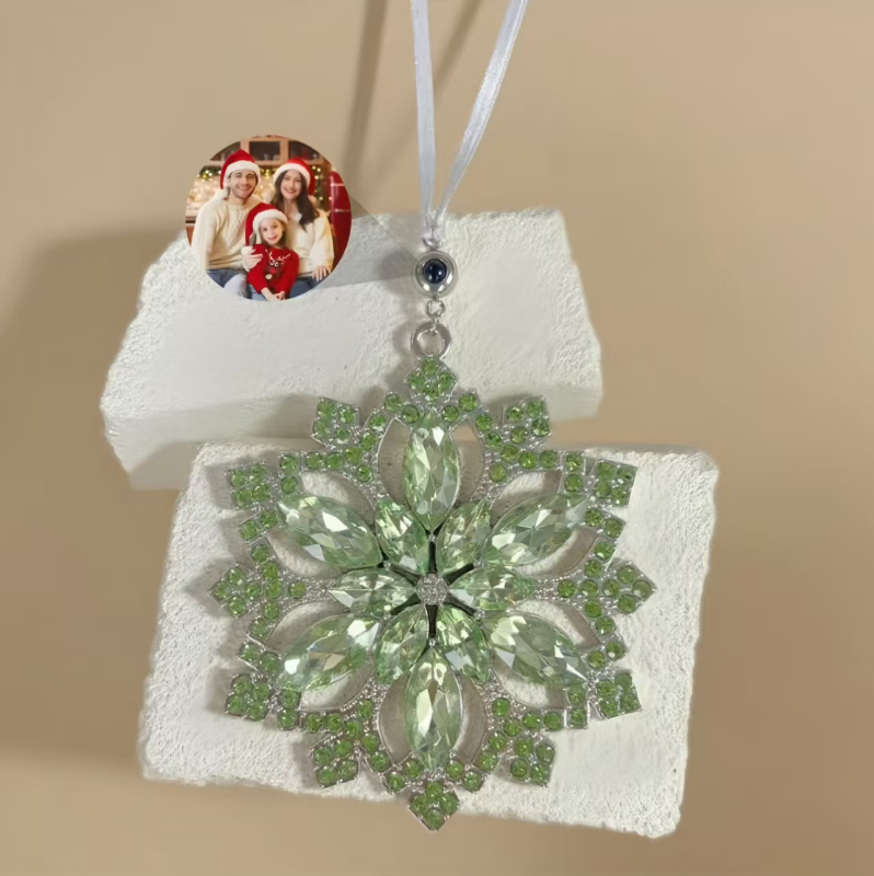 Snježna pahulja projekcijski privjesak – legura, elektroplatiranje, rhinestones, uzorak biljaka i cvijeća, šumski stil, božićna dekoracija (jesen 2025)