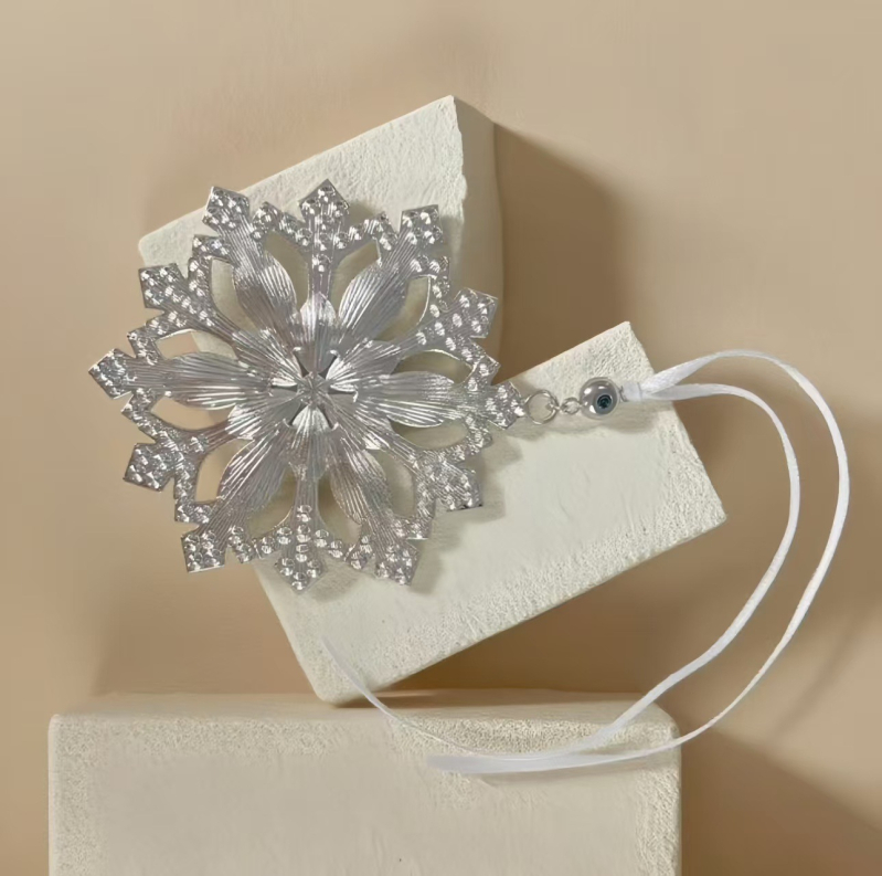 Snježna pahulja projekcijski privjesak – legura, elektroplatiranje, rhinestones, uzorak biljaka i cvijeća, šumski stil, božićna dekoracija (jesen 2025)